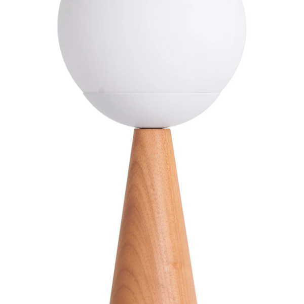 Luminária de mesa feito em madeira com formato cônico e esfera branca no topo. Peça de design simples e elegante, agrega um diferencial a decoração. Desenvolvido e fabricado nacionalmente pela Modali Design.