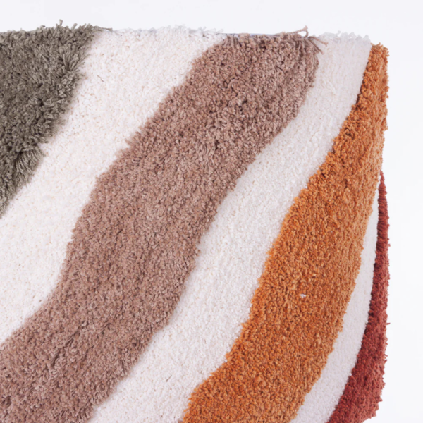 Abajur feito em resina com base dos pés em formato oval em tonalidade marrom, e cúpula de tecido tapeçaria felpudo, na tonalidade bege e detalhes de cores terrosas. Peça de design elegante que agrega um diferencial a decoração. Bivolt, possui 01 soquete tipo E27, potência máxima de 60w e não acompanha lâmpada.