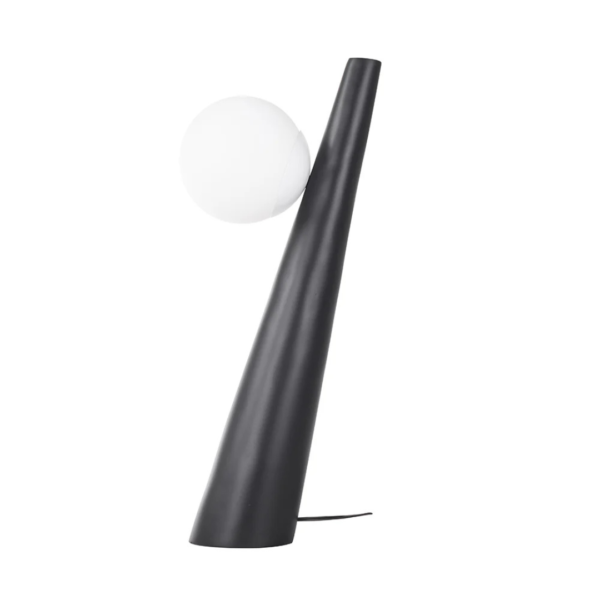 Luminária de mesa feito em resina com formato cônico inclinado com uma esfera branca na parte superior da luminária. Peça de design simples e elegante, agrega um diferencial a decoração. Desenvolvido e fabricado nacionalmente pela Modali Design.