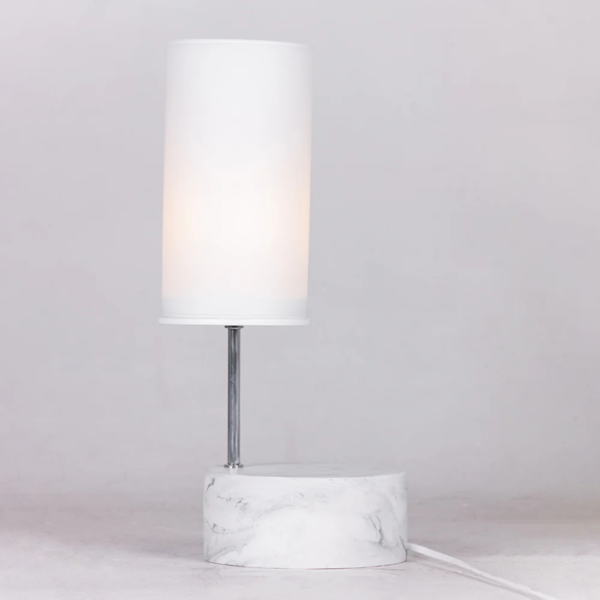 Luminária de mesa feito em resina e metal prateado e com cúpula branca redonda. Peça de design simples e elegante, agrega um diferencial a decoração. Desenvolvido e fabricado nacionalmente pela Modali Design.