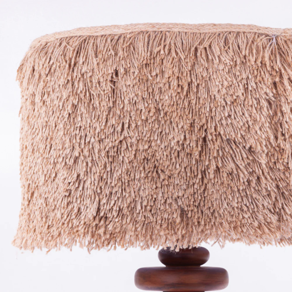 Abajur feito em resina com base dos pés em formato de pedras redondas empilhadas com aspecto de madeira natural, e cúpula de tecido tapeçaria felpudo, na tonalidade bege. Peça de design elegante que agrega um diferencial a decoração. Bivolt, possui 01 soquete tipo E27, potência máxima de 60w e não acompanha lâmpada.