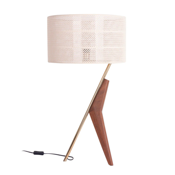Abajur feito com pés em madeira natural e metal em cor dourado, e cúpula de tecido rendado na tonalidade bege. Peça de design elegante que agrega um diferencial a decoração. Possui 01 soquete tipo E27, e não acompanha lâmpada.
