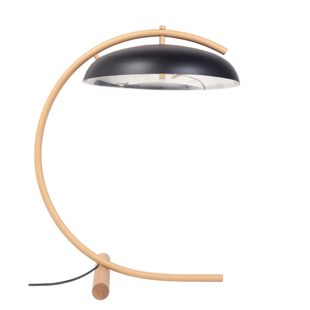 Luminária de mesa feita em madeira e resina. Peça de design despojado que agrega um diferencial a decoração. Desenvolvido e fabricado nacionalmente pela Modali Design.