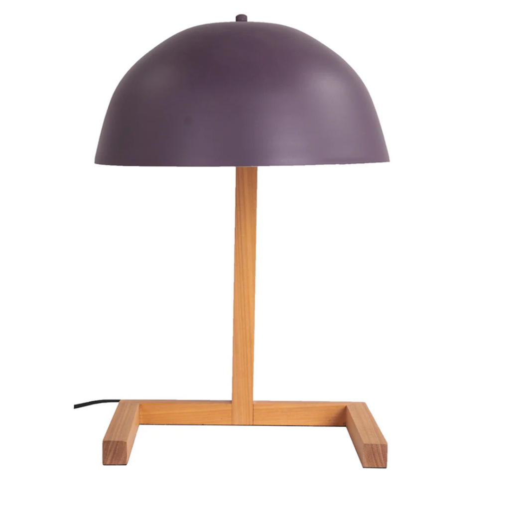Luminária de mesa feita em madeira e metal. Peça de design despojado que agrega um diferencial a decoração. Desenvolvido e fabricado nacionalmente pela Modali Design.