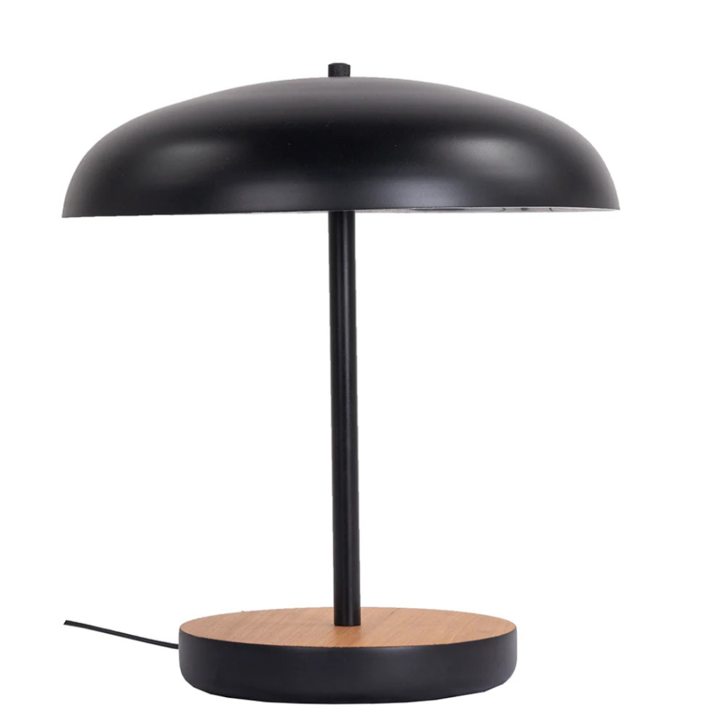 Luminária de mesa feita em madeira e metal preto. Peça de design elegante que agrega um diferencial a decoração. Desenvolvido e fabricado nacionalmente pela Modali Design.