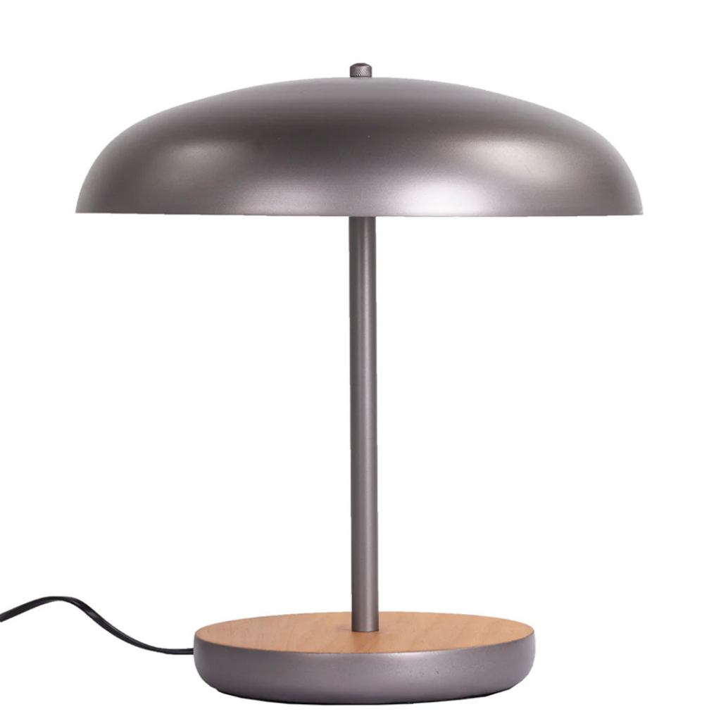 Luminária de mesa feita em madeira e metal grafite. Peça de design elegante que agrega um diferencial a decoração. Desenvolvido e fabricado nacionalmente pela Modali Design.