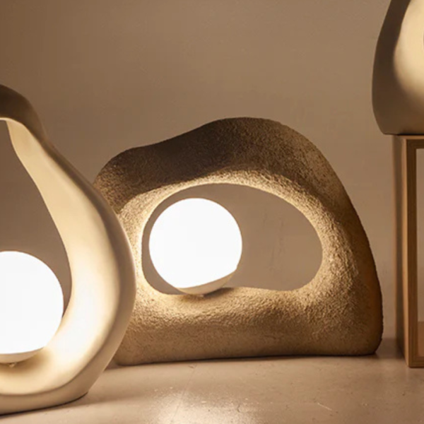 Luminária de mesa feito em resina com acabamento rústico em tonalidade bege. Peça de design orgânico e elegante, agrega um diferencial a decoração. Bivolt. Desenvolvido e fabricado nacionalmente pela Modali Design.