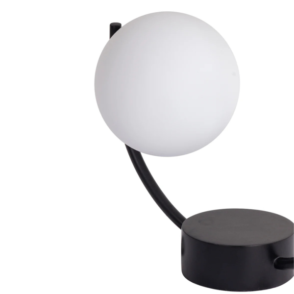 Luminária de mesa feito em metal e madeira com acabamento em tonalidade preta. Peça de design simples e elegante, agrega um diferencial a decoração. Desenvolvido e fabricado nacionalmente pela Modali Design.