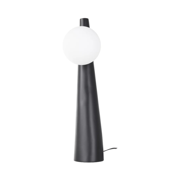 Luminária de mesa feito em resina com formato cônico inclinado com uma esfera branca na parte superior da luminária. Peça de design simples e elegante, agrega um diferencial a decoração. Desenvolvido e fabricado nacionalmente pela Modali Design.