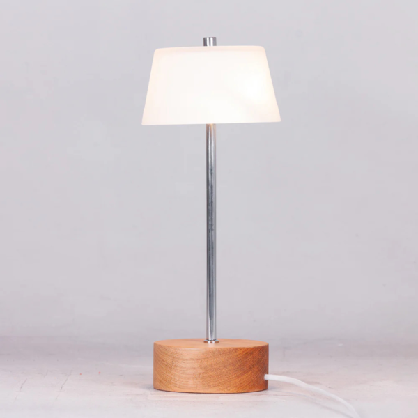 Luminária de mesa feito em resina com formato redondo com cúpula cônica branca. Peça de design simples e elegante, agrega um diferencial a decoração. Desenvolvido e fabricado nacionalmente pela Modali Design.