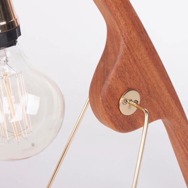 Luminária de mesa feita em madeira e metal com iluminação com lâmpada aparente. Peça de design elegante que agrega um diferencial a decoração. Desenvolvido e fabricado nacionalmente pela Modali Design.