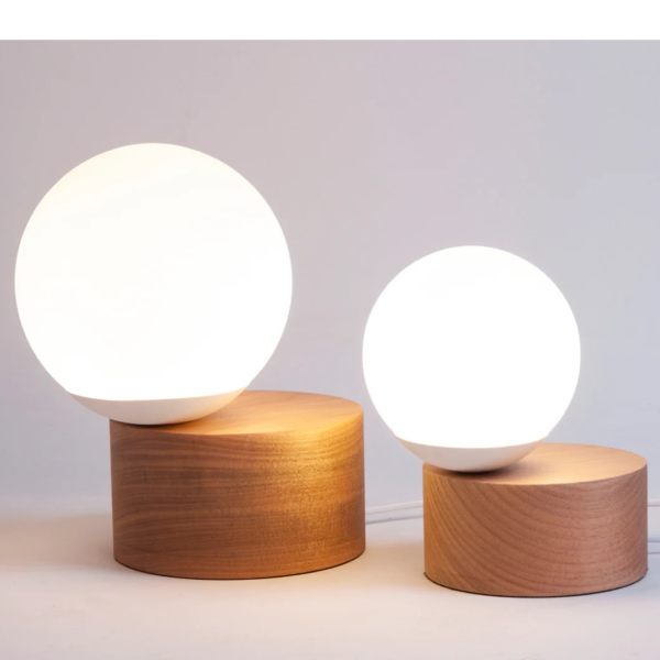 Luminária de mesa feito em madeira, e com esfera branca. Peça de design simples e elegante agrega um diferencial a decoração. Bivolt. Desenvolvido e fabricado nacionalmente pela Modali Design.