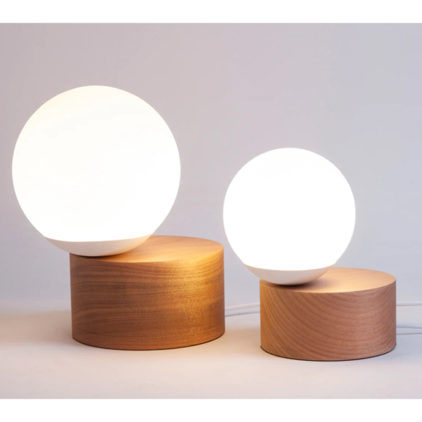 Luminária de mesa feito em madeira, e com esfera branca. Peça de design simples e elegante agrega um diferencial a decoração. Bivolt. Desenvolvido e fabricado nacionalmente pela Modali Design.