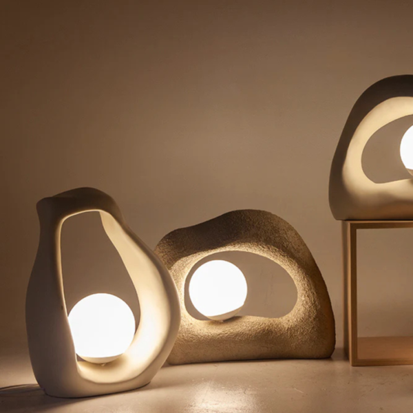 Luminária de mesa feito em resina com acabamento liso em tonalidade bege. Peça de design orgânico e elegante, agrega um diferencial a decoração. Bivolt. Desenvolvido e fabricado nacionalmente pela Modali Design.