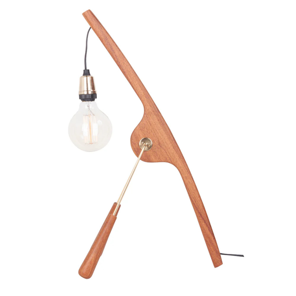 Luminária de mesa feita em madeira e metal com iluminação com lâmpada aparente. Peça de design elegante que agrega um diferencial a decoração. Desenvolvido e fabricado nacionalmente pela Modali Design.