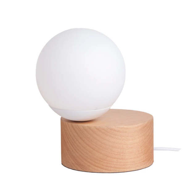 Luminária de mesa feito em madeira, e com esfera branca. Peça de design simples e elegante agrega um diferencial a decoração. Bivolt. Desenvolvido e fabricado nacionalmente pela Modali Design.