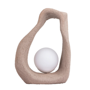 Luminária de mesa feito em resina com acabamento rústico em tonalidade bege. Peça de design orgânico e elegante, agrega um diferencial a decoração. Bivolt. Desenvolvido e fabricado nacionalmente pela Modali Design.