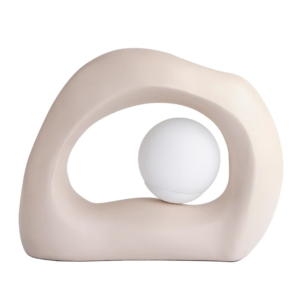 Luminária de mesa feito em resina com acabamento liso em tonalidade bege. Peça de design orgânico e elegante, agrega um diferencial a decoração. Bivolt. Desenvolvido e fabricado nacionalmente pela Modali Design.
