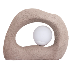Luminária de mesa feito em resina com acabamento rústico em tonalidade bege. Peça de design orgânico e elegante, agrega um diferencial a decoração. Bivolt. Desenvolvido e fabricado nacionalmente pela Modali Design.