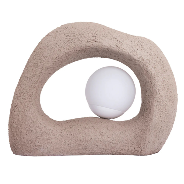 Luminária de mesa feito em resina com acabamento rústico em tonalidade bege. Peça de design orgânico e elegante, agrega um diferencial a decoração. Bivolt. Desenvolvido e fabricado nacionalmente pela Modali Design.