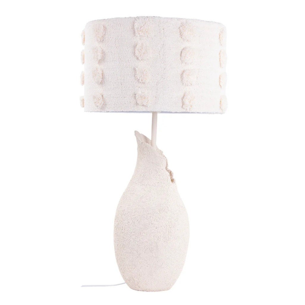 Abajur feito em resina com base em formato oval com aspecto rústico, e cúpula de tecido tapeçaria na tonalidade branca. Peça de design elegante que agrega um diferencial a decoração. Possui 01 soquete tipo E27, e não acompanha lâmpada.
