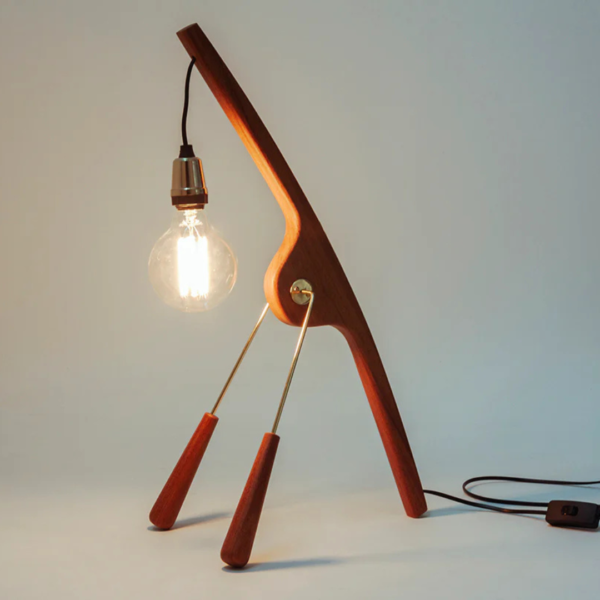 Luminária de mesa feita em madeira e metal com iluminação com lâmpada aparente. Peça de design elegante que agrega um diferencial a decoração. Desenvolvido e fabricado nacionalmente pela Modali Design.