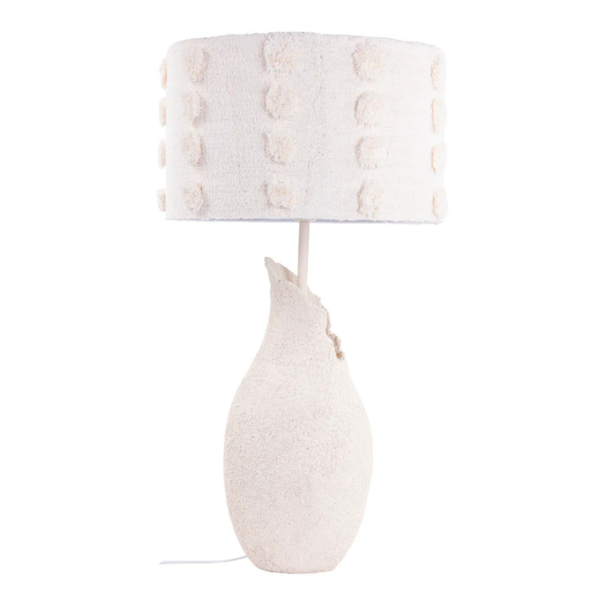 Abajur feito em resina com base em formato oval com aspecto rústico, e cúpula de tecido tapeçaria na tonalidade branca. Peça de design elegante que agrega um diferencial a decoração. Possui 01 soquete tipo E27, e não acompanha lâmpada.