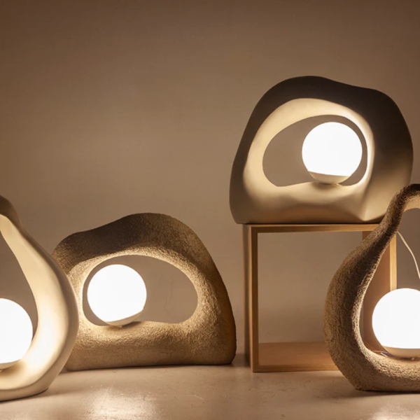Luminária de mesa feito em resina com acabamento rústico em tonalidade bege. Peça de design orgânico e elegante, agrega um diferencial a decoração. Bivolt. Desenvolvido e fabricado nacionalmente pela Modali Design.