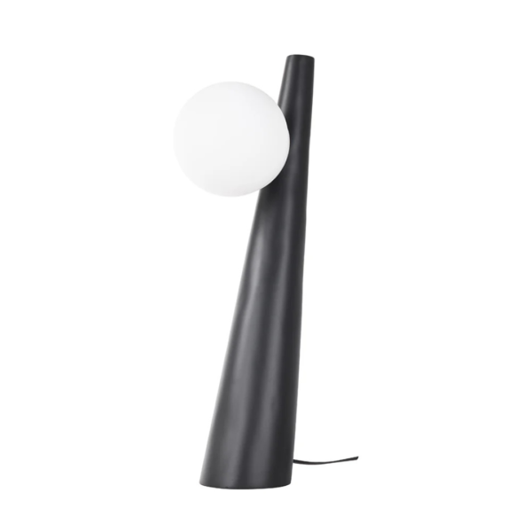 Luminária de mesa feito em resina com formato cônico inclinado com uma esfera branca na parte superior da luminária. Peça de design simples e elegante, agrega um diferencial a decoração. Desenvolvido e fabricado nacionalmente pela Modali Design.
