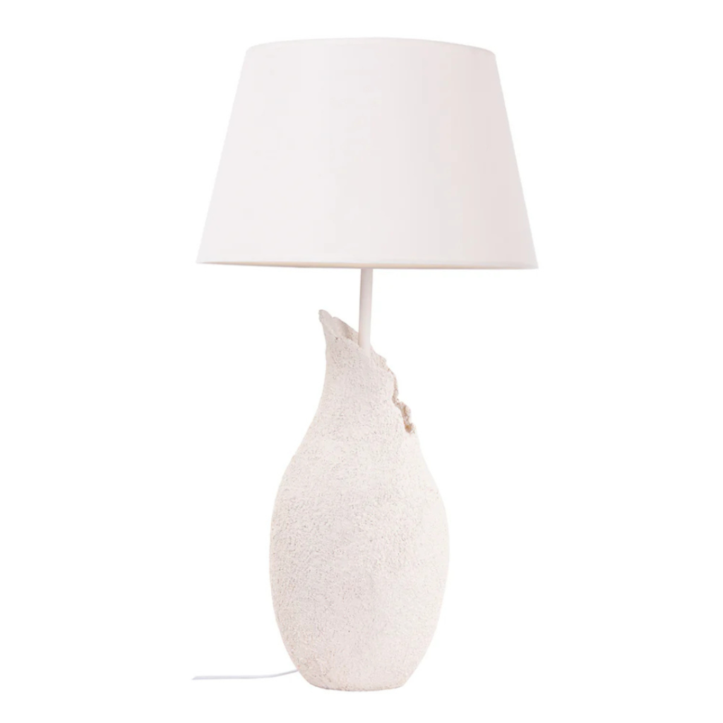 Abajur feito em resina com base em formato oval com aspecto rústico, e cúpula de tecido liso simples, na tonalidade branca. Peça de design elegante que agrega um diferencial a decoração. Possui 01 soquete tipo E27, e não acompanha lâmpada.