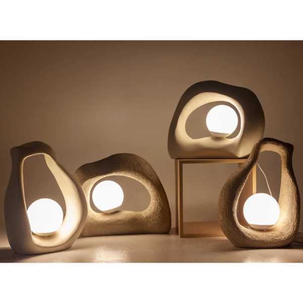 Luminária de mesa feito em resina com acabamento rústico em tonalidade bege. Peça de design orgânico e elegante, agrega um diferencial a decoração. Bivolt. Desenvolvido e fabricado nacionalmente pela Modali Design.