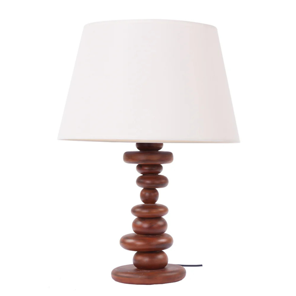 Abajur feito em resina com base dos pés em formato de pedras redondas empilhadas com aspecto de madeira natural marrom, e cúpula de tecido liso simples, na tonalidade clara. Peça de design elegante que agrega um diferencial a decoração. Bivolt, possui 01 soquete tipo E27, potência máxima de 60w e não acompanha lâmpada.