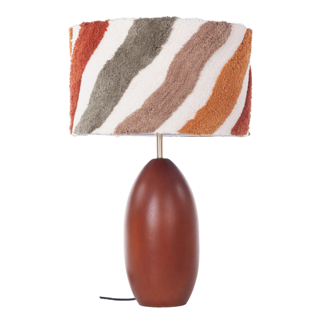 Abajur feito em resina com base dos pés em formato oval em tonalidade marrom, e cúpula de tecido tapeçaria felpudo, na tonalidade bege e detalhes de cores terrosas. Peça de design elegante que agrega um diferencial a decoração. Bivolt, possui 01 soquete tipo E27, potência máxima de 60w e não acompanha lâmpada.