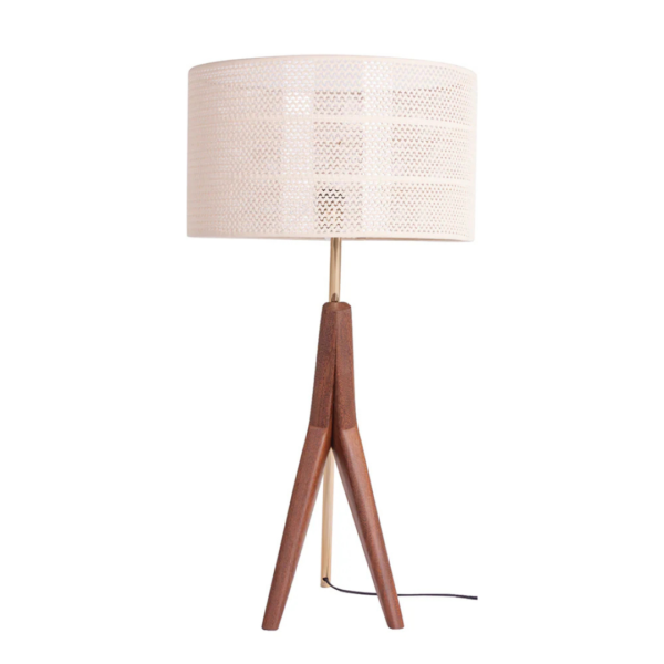 Abajur feito com pés em madeira natural e metal em cor dourado, e cúpula de tecido rendado na tonalidade bege. Peça de design elegante que agrega um diferencial a decoração. Possui 01 soquete tipo E27, e não acompanha lâmpada.