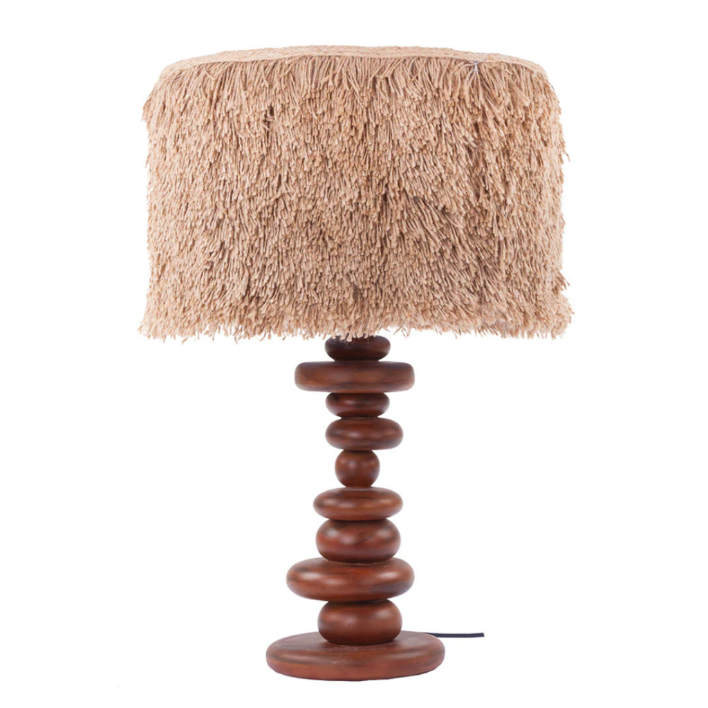 Abajur feito em resina com base dos pés em formato de pedras redondas empilhadas com aspecto de madeira natural, e cúpula de tecido tapeçaria felpudo, na tonalidade bege. Peça de design elegante que agrega um diferencial a decoração. Bivolt, possui 01 soquete tipo E27, potência máxima de 60w e não acompanha lâmpada.