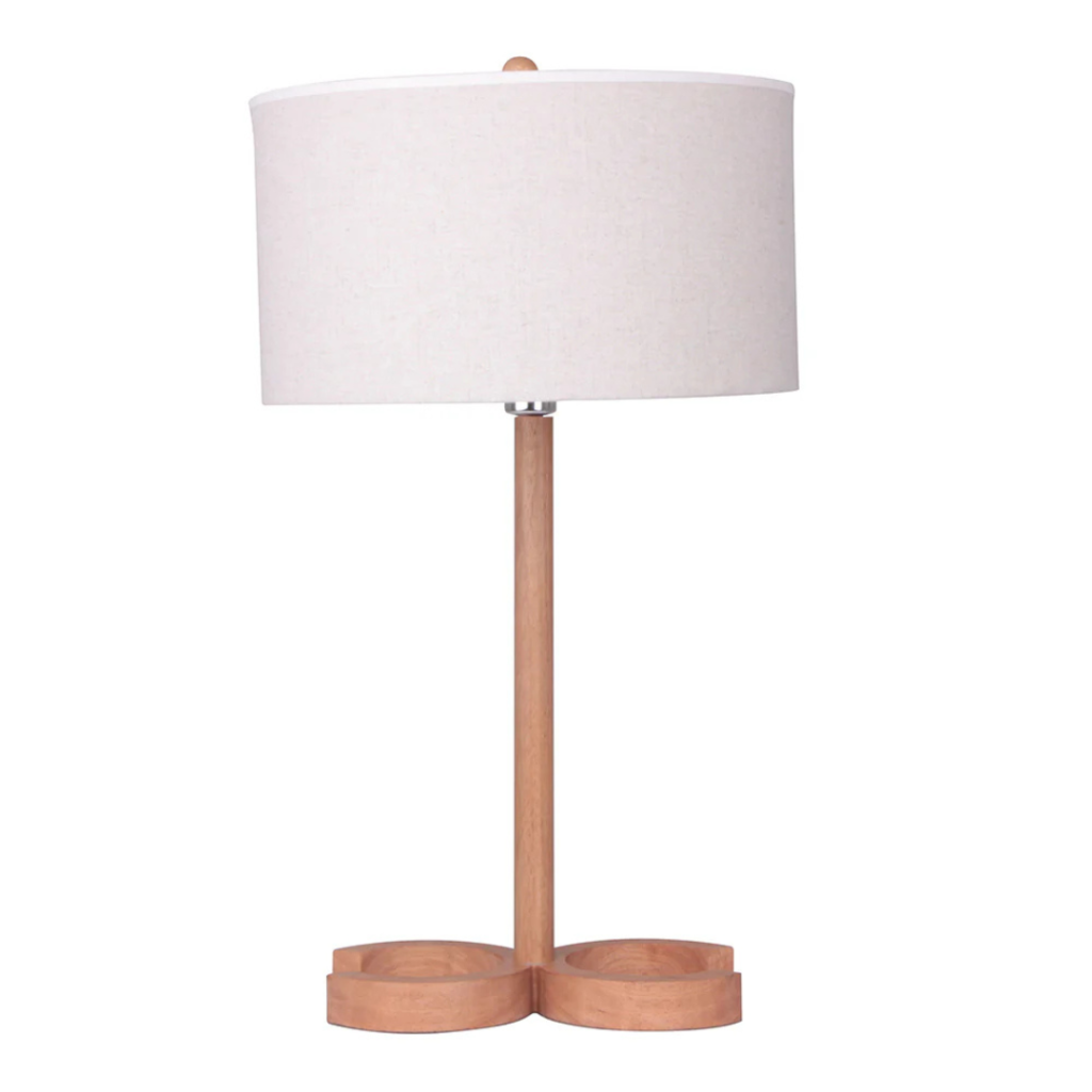 Abajur feito em madeira com base dos pés em formato de duas letras C, uma virada para outra, e cúpula de tecido, na tonalidade bege. Peça de design simples e elegante agrega um diferencial a decoração. Bivolt, possui 01 soquete tipo E27, potência máxima de 60w e não acompanha lâmpada. Desenvolvido e fabricado nacionalmente pela Modali Design.