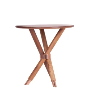 Mesa feita em madeira com anel de cobre unindo os três pés entrelaçados, detalhes também em cobre na base dos pés. Móvel elegante, agrega um diferencial a decoração, pode ser usada em salas, escritórios e quartos. Criação desenvolvida por Andrés Fernandez e fabricado nacionalmente pela Modali Design.