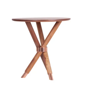 Mesa feita em madeira com anel de cobre unindo os três pés entrelaçados, detalhes também em cobre na base dos pés. Móvel elegante, agrega um diferencial a decoração, pode ser usada em salas, escritórios e quartos. Criação desenvolvida por Andrés Fernandez e fabricado nacionalmente pela Modali Design.