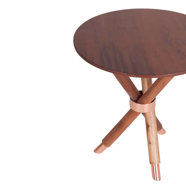 Mesa feita em madeira com anel de cobre unindo os três pés entrelaçados, detalhes também em cobre na base dos pés. Móvel elegante, agrega um diferencial a decoração, pode ser usada em salas, escritórios e quartos. Criação desenvolvida por Andrés Fernandez e fabricado nacionalmente pela Modali Design.
