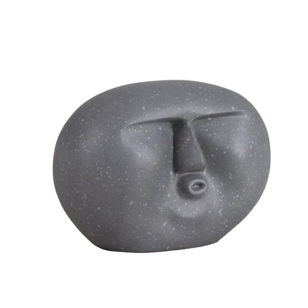 Escultura feita em resina no formato de um rosto fazendo bico. Adorno de traço simples e divertido, é inspirado nas estátuas gigantes da Ilha de Páscoa, chamadas Moais, pode ser utilizada sobre mesas, estantes e bandejas. Desenvolvido e fabricado nacionalmente pela Modali Design.