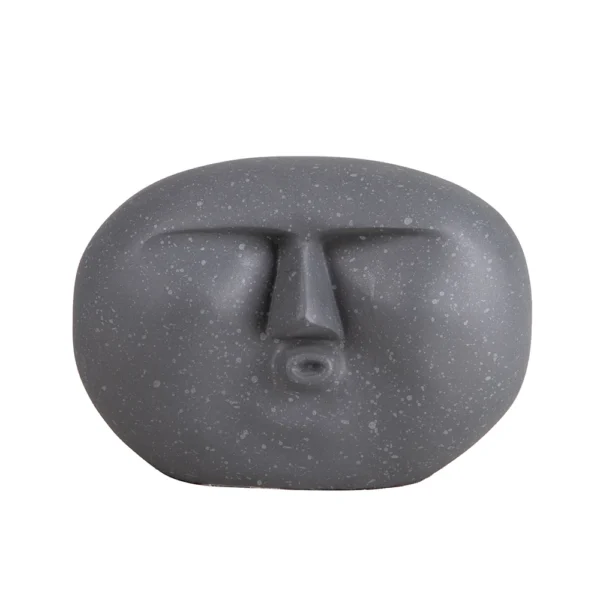 Escultura feita em resina no formato de um rosto fazendo bico. Adorno de traço simples e divertido, é inspirado nas estátuas gigantes da Ilha de Páscoa, chamadas Moais, pode ser utilizada sobre mesas, estantes e bandejas. Desenvolvido e fabricado nacionalmente pela Modali Design.