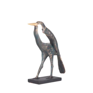 Escultura feita em Resina da silhueta de um pássaro. Adorno de traços bem definidos e toque elegante, pode ser utilizado sobre mesas, aparadores e bandejas. Criação desenvolvida por Andrés Fernandez e fabricado nacionalmente pela Modali Design.