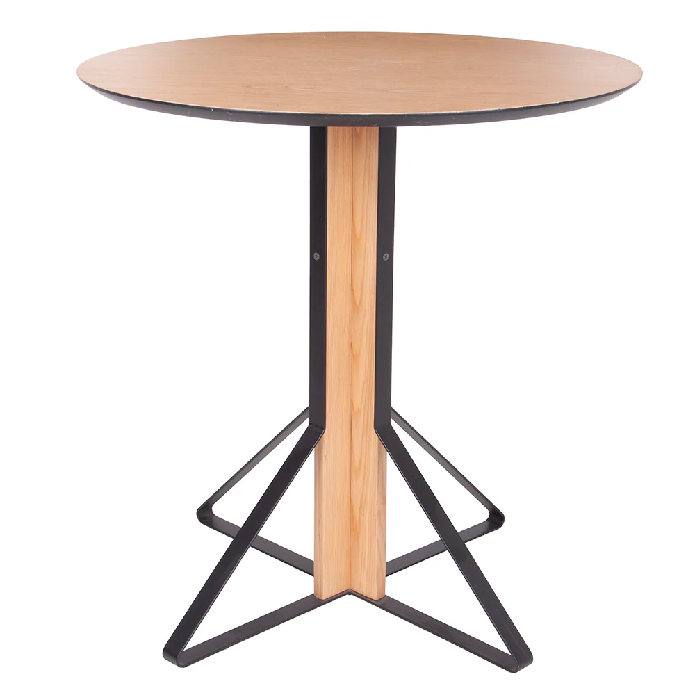 Mesa feita em madeira com tampo na parte inferior em preto, pés de metal em formato de X. Móvel de design moderno e sofisticado, agrega um diferencial a decoração, pode ser usada em salas, escritórios e quartos. Criação desenvolvida por Andrés Fernandez e fabricado nacionalmente pela Modali Design.