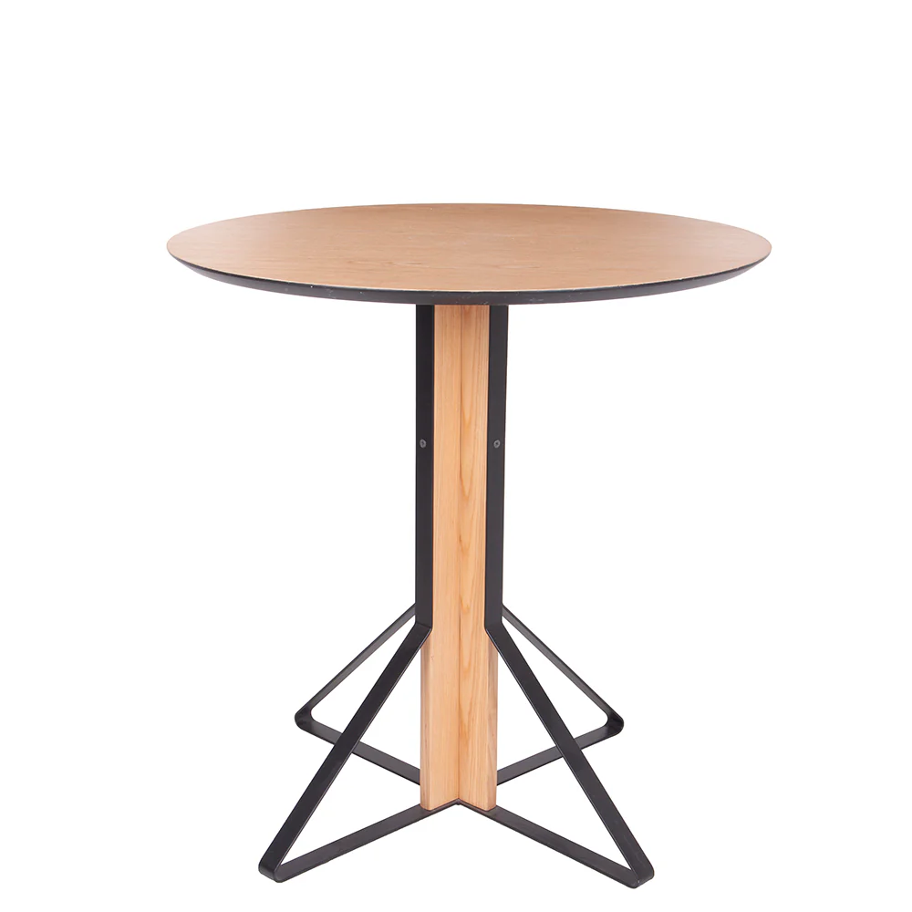 Mesa feita em madeira com tampo na parte inferior em preto, pés de metal em formato de X. Móvel de design moderno e sofisticado, agrega um diferencial a decoração, pode ser usada em salas, escritórios e quartos. Criação desenvolvida por Andrés Fernandez e fabricado nacionalmente pela Modali Design.