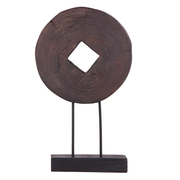Escultura feita em resina no formato de um círculo com uma abertura quadrada no meio, sustentada por duas hastes de metal sobre uma base também de resina na cor preta. Adorno que reproduz com riqueza de detalhes um pedaço de tronco, pode ser utilizado sobre mesas e aparadores. Desenvolvido e fabricado nacionalmente pela Modali Design.
