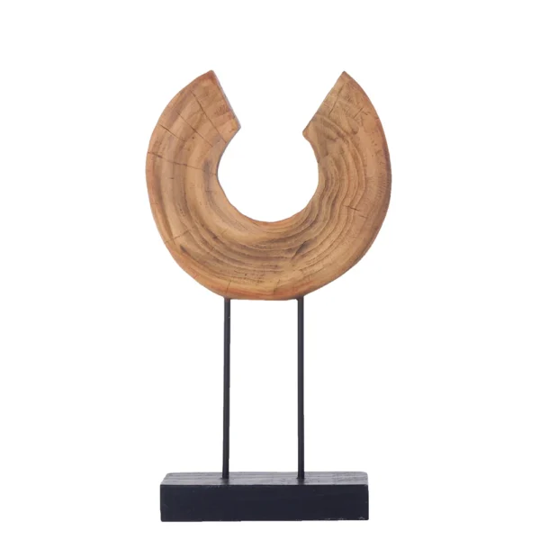 Escultura feita em resina no formato de meia lua com uma abertura ao meio, sustentada por duas hastes de metal sobre uma base também de resina na cor preta. Adorno que reproduz com riqueza de detalhes um pedaço de tronco, pode ser utilizado sobre mesas e aparadores. Desenvolvido e fabricado nacionalmente pela Modali Design.