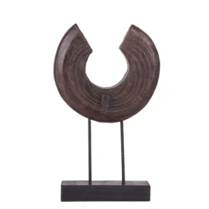 Escultura feita em resina no formato de meia lua com uma abertura ao meio, sustentada por duas hastes de metal sobre uma base também de resina na cor preta. Adorno que reproduz com riqueza de detalhes um pedaço de tronco, pode ser utilizado sobre mesas e aparadores. Desenvolvido e fabricado nacionalmente pela Modali Design.