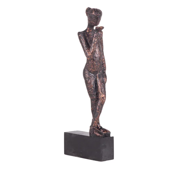 Escultura de resina na fisionomia de uma mulher com a mão sobre o queixo fazendo bico, sobre base também de resina com abertura para ser pendurada na parede. Adorno de acabamento rústico criado para ser exposto na parede com a escultura voltada para frente como se estivesse mandando um beijo. Desenvolvido e fabricado nacionalmente pela Modali Design.
