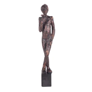Escultura de resina na fisionomia de uma mulher com a mão sobre o queixo fazendo bico, sobre base também de resina com abertura para ser pendurada na parede. Adorno de acabamento rústico criado para ser exposto na parede com a escultura voltada para frente como se estivesse mandando um beijo. Desenvolvido e fabricado nacionalmente pela Modali Design.