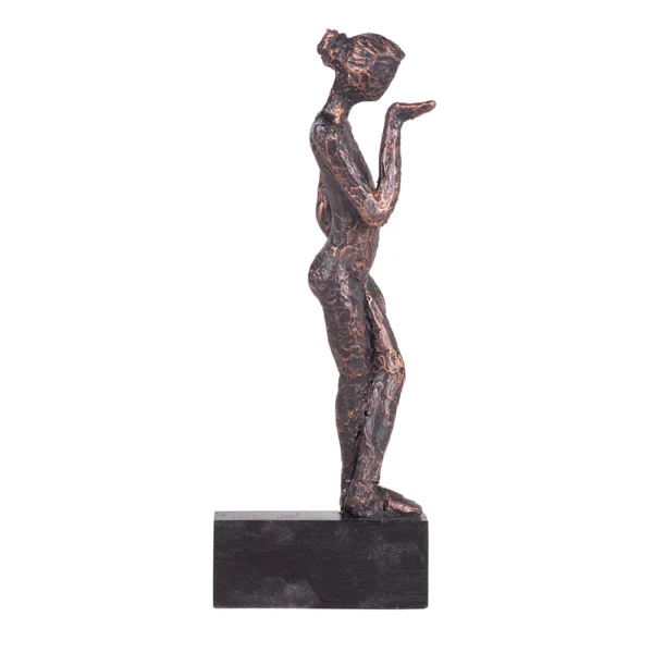 Escultura de resina na fisionomia de uma mulher com a mão sobre o queixo fazendo bico, sobre base também de resina com abertura para ser pendurada na parede. Adorno de acabamento rústico criado para ser exposto na parede com a escultura voltada para frente como se estivesse mandando um beijo. Desenvolvido e fabricado nacionalmente pela Modali Design.